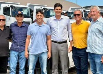 Barra de São Francisco recebe caminhão-pipa, picape e trator agrícola para reforçar serviços no município