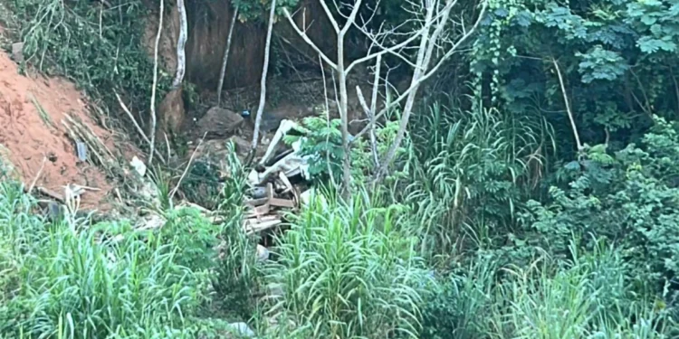 Duas pessoas morrem após carreta carregada de lajotas cair em ribanceira em Baixo Guandu