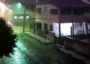 Chuva forte com raios assusta moradores em Barra de São Francisco; município segue sob alerta de temporais