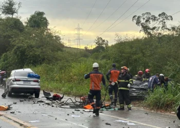 Acidente entre três veículos deixa dois mortos na ES-257, em Aracruz