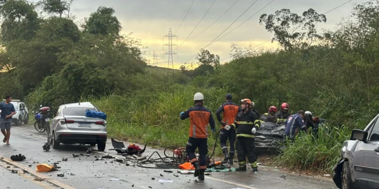 Acidente entre três veículos deixa dois mortos na ES-257, em Aracruz