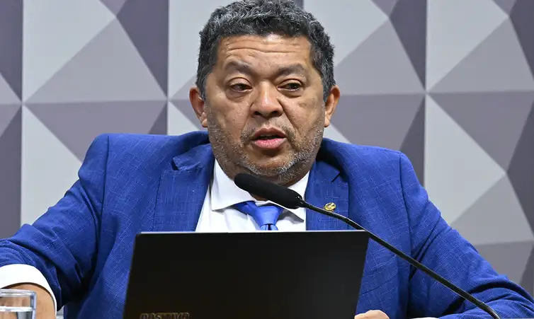 Waldemir Barreto/Agência Senado Brasília (DF), 14/04/2026 - O relator da Comissão Mista da Medida Provisória (CMMPV) n° 1.323, de 2025, senador Beto Faro (PT-PA), que altera a legislação sobre o seguro-desemprego para pescadores artesanais durante o período de defeso (período em que a pesca é proibida para proteger a reprodução das espécies), realiza reunião deliberativa para apreciação do relatório. Foto: Waldemir Barreto/Agência Senado