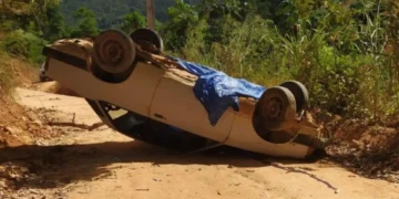 Mulher morre após carro capotar em zona rural de Pancas