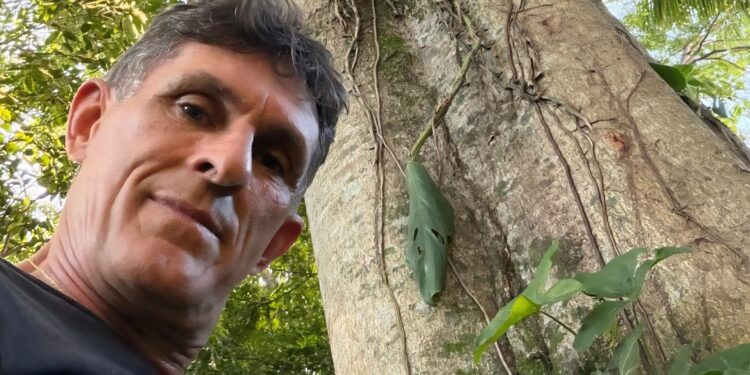 Empresário cria floresta no quintal da empresa no meio da cidade