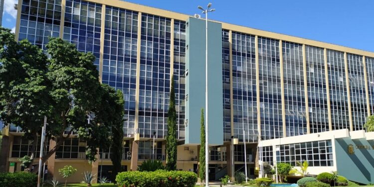 Coronel Sandro, ameaçado de impeachment, compra briga com poderosa família Coelho Diniz