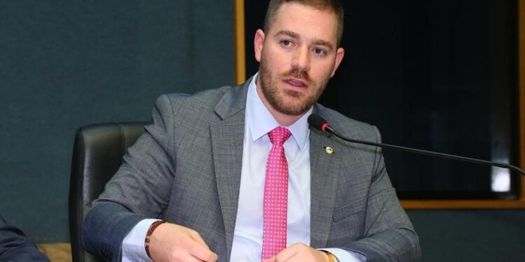 Depois de “namorar” Ricardo, Renzo divulga nota fechando com Pazolini Depois de “namorar” Ricardo, Renzo divulga nota fechando com Pazolini