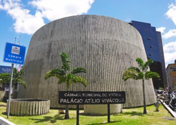 Câmara de Vitória recebe renúncia de Pazolini; capital tem a primeira prefeita da história
