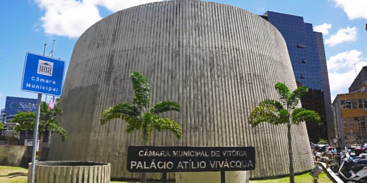Câmara de Vitória recebe renúncia de Pazolini; capital tem a primeira prefeita da história Câmara de Vitória recebe renúncia de Pazolini; capital tem a primeira prefeita da história
