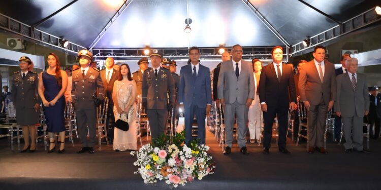 Ricardo manda recado na posse de comando compartilhado da PM entre homem e mulher