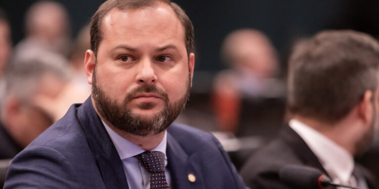 Vitor Linhalis troca o tucano do PSDB pela pomba branca do PSB