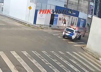 Veja vídeo: perseguidos pela Polícia, suspeitos batem contra parede de casa