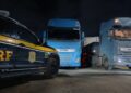 Cúmulo da ousadia: caminhões “gêmeos” flagrados pela PRF lado a lado