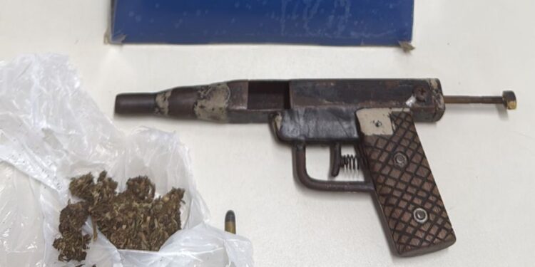 Adolescente é apreendido com arma e droga no bairro Colina, em Barra de São Francisco