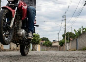 Homem é detido após fuga e manobras perigosas com moto em zona rural de Nova Venécia