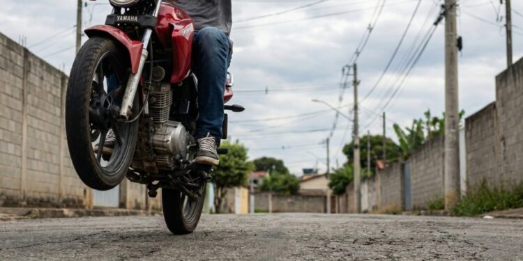 Homem é detido após fuga e manobras perigosas com moto em zona rural de Nova Venécia