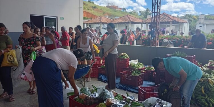 PAA: Prefeitura de Barra de São Francisco entrega “Cesta Verde” a 120 famílias