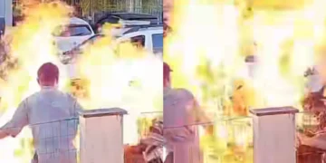 Vídeo: homem ateia fogo na própria moto após abordagem da PM e mãe fica ferida no ES