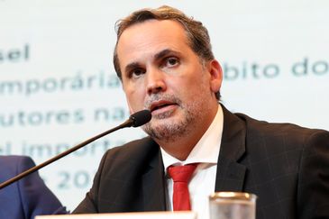 Brasília (DF), 13/05/2026 - O ministro do Planejamento e Orçamento, Bruno Moretti, fala durante coletiva para anunciar novas ações de enfrentamento aos efeitos da guerra sobre o setor de combustíveis no Brasil. Foto: Valter Campanato/Agência Brasil