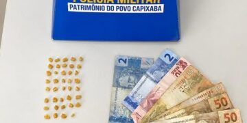 Suspeito é preso com 39 pedras de crack durante ação da PM em Barra de São Francisco Suspeito é preso com 39 pedras de crack durante ação da PM em Barra de São Francisco