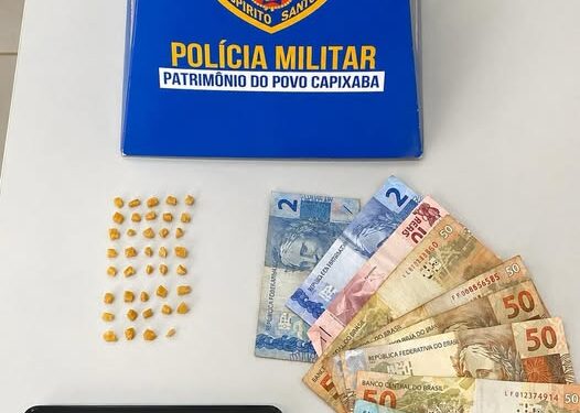 Suspeito é preso com 39 pedras de crack durante ação da PM em Barra de São Francisco Suspeito é preso com 39 pedras de crack durante ação da PM em Barra de São Francisco