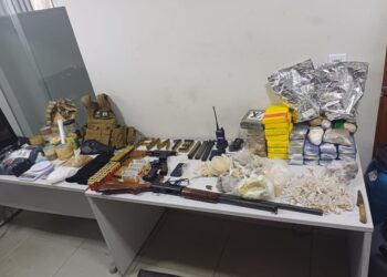 Polícia apreende armas, quase 26 quilos de drogas e munições durante ação em assentamento de São Mateus
