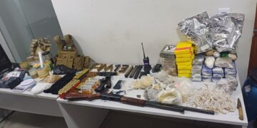 Polícia apreende armas, quase 26 quilos de drogas e munições durante ação em assentamento de São Mateus
