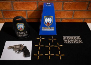 Suspeito é preso com revólver e 32 munições após tentar fugir da polícia no bairro Colina, em Barra de São Francisco