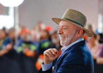 Flávio Bolsonaro derrete e Lula lidera nova pesquisa de intenções de voto: 38,5% x 31,5%