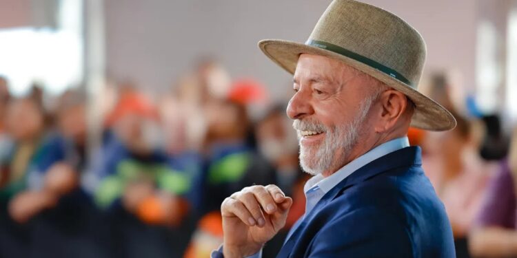 Flávio Bolsonaro derrete e Lula lidera nova pesquisa de intenções de voto: 38,5% x 31,5% Flávio Bolsonaro derrete e Lula lidera nova pesquisa de intenções de voto: 38,5% x 31,5%