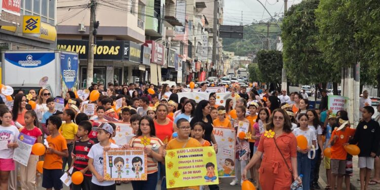 Caminhada Maio Laranja mobiliza população contra abuso e exploração sexual infantil em Barra de São Francisco Caminhada Maio Laranja mobiliza população contra abuso e exploração sexual infantil em Barra de São Francisco