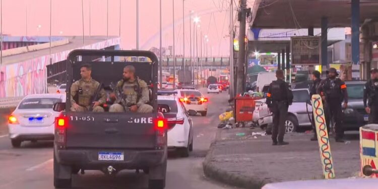 Polícia do Rio faz operação na Maré, mata um, prende 12 e solta macaco prego
