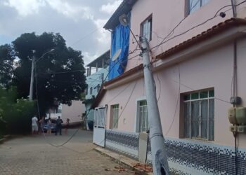 Caminhão atinge poste, provoca danos em residência em Barra de São Francisco