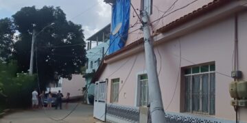 Caminhão atinge poste, provoca danos em residência em Barra de São Francisco Caminhão atinge poste, provoca danos em residência em Barra de São Francisco