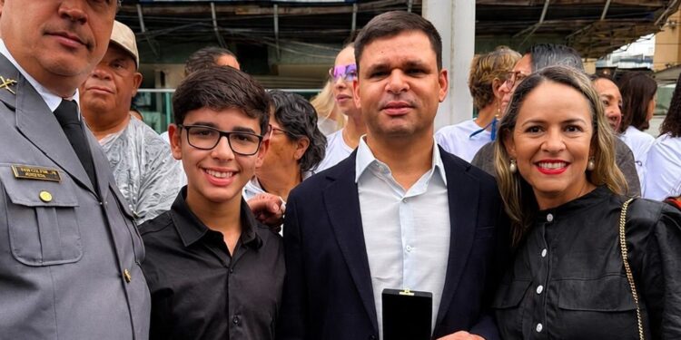 Tenente da reserva do 11º BPM recebe Medalha Vasco Fernandes Coutinho em Vila Velha