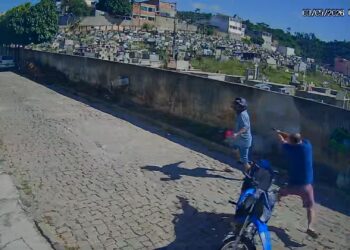 Polícia procura homem que deu sete tiros em desafeto à luz do dia; veja vídeos