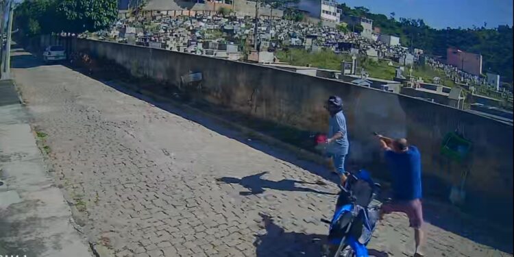 Polícia procura homem que deu sete tiros em desafeto à luz do dia; veja vídeos