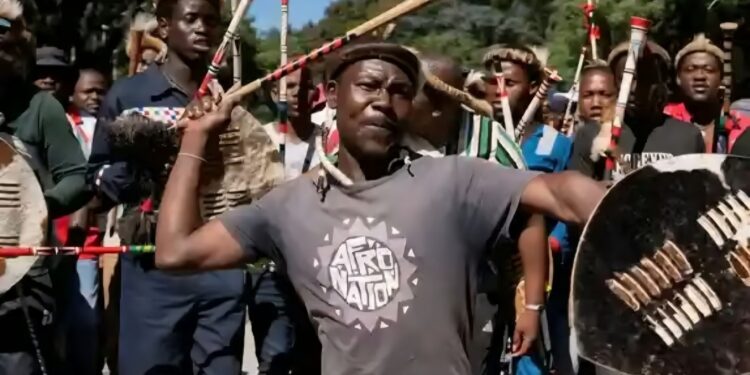 Moçambicanos sofrem violência xenófoba na África do Sul; Governo pede providências