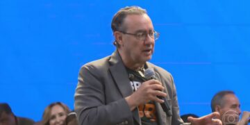“Vendedor de sonhos” se oferece como alternativa à polarização Lula x Bolsonaro
