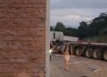 PRF informa 5 feridos graves em acidentes na BR 259; bloco de granito se soltou de carreta e atingiu ônibus