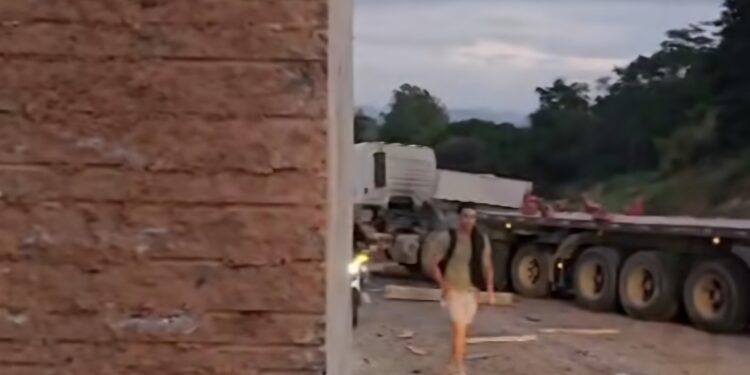PRF informa 5 feridos graves em acidentes na BR 259; bloco de granito se soltou de carreta e atingiu ônibus PRF informa 5 feridos graves em acidentes na BR 259; bloco de granito se soltou de carreta e atingiu ônibus