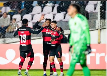 Fla sofre, chama a cavalaria e goleia o Cusco no Rio