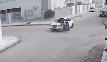 Motociclista fica ferido após colisão com carro em cruzamento de Linhares