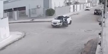 Motociclista fica ferido após colisão com carro em cruzamento de Linhares