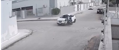 Motociclista fica ferido após colisão com carro em cruzamento de Linhares Motociclista fica ferido após colisão com carro em cruzamento de Linhares
