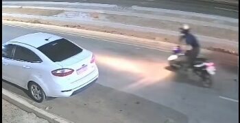 Vídeo: motociclista fica gravemente ferido após colisão com carro no bairro São Cristóvão, em Nova Venécia