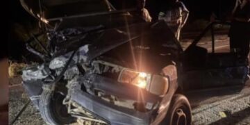 Homem fica preso às ferragens após colisão entre Saveiro e caminhão entre São Mateus e Nova Venécia