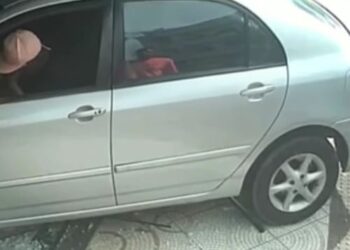 Carro invade calçada e destrói fachada de loja no Centro de São Mateus