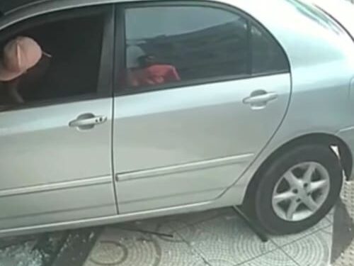 Carro invade calçada e destrói fachada de loja no Centro de São Mateus