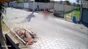 Criança é atingida por carro ao correr para rua em Sooretama; vídeo mostra momento do acidente