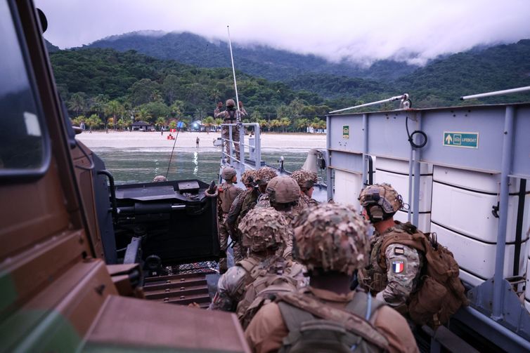 Rio de Janeiro (RJ), 30/04/2026 - Foto feita em  28/04/2026 – Marinheiros da Marinha do Brasil e da França fazem exercícios durante a missão Jeanne d'Arc 2026 na Restinga de Marambaia, em Mangaratiba (RJ). Foto: Tomaz Silva/Agência Brasil